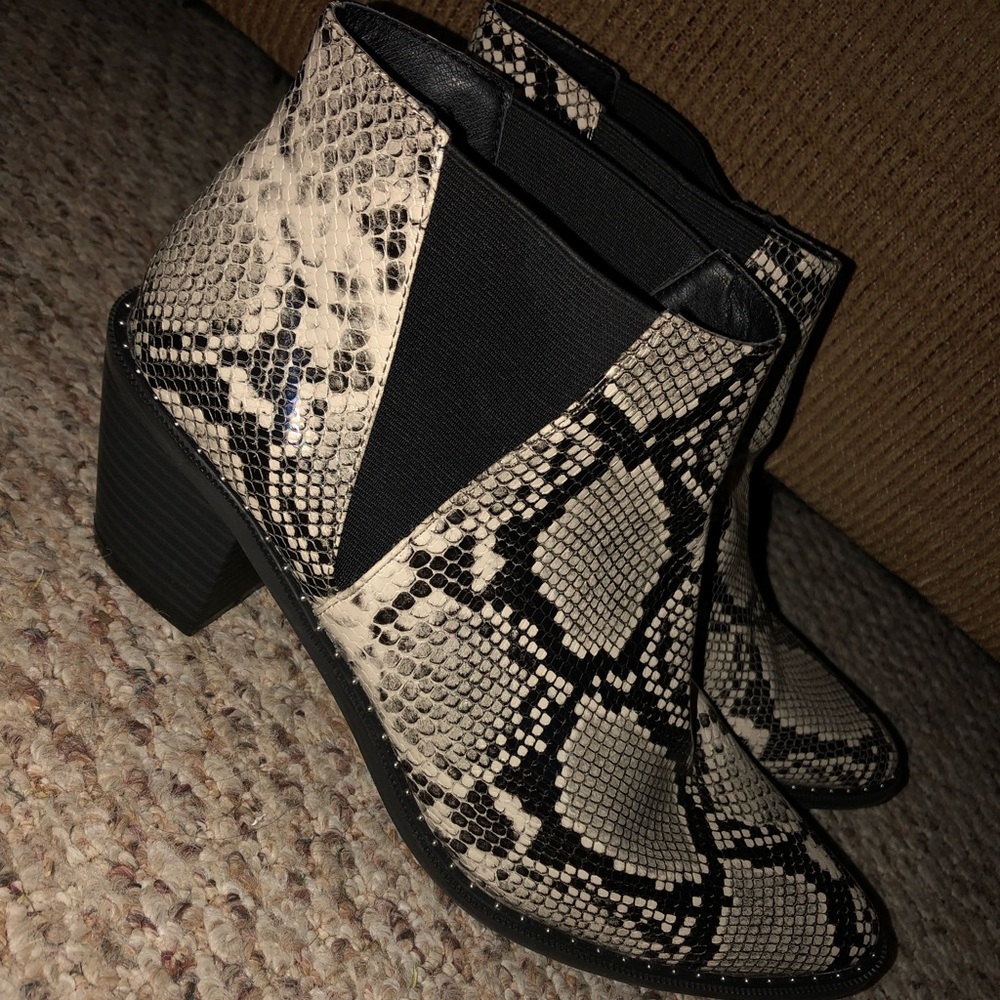 Universal Thread Snakeskin Booties